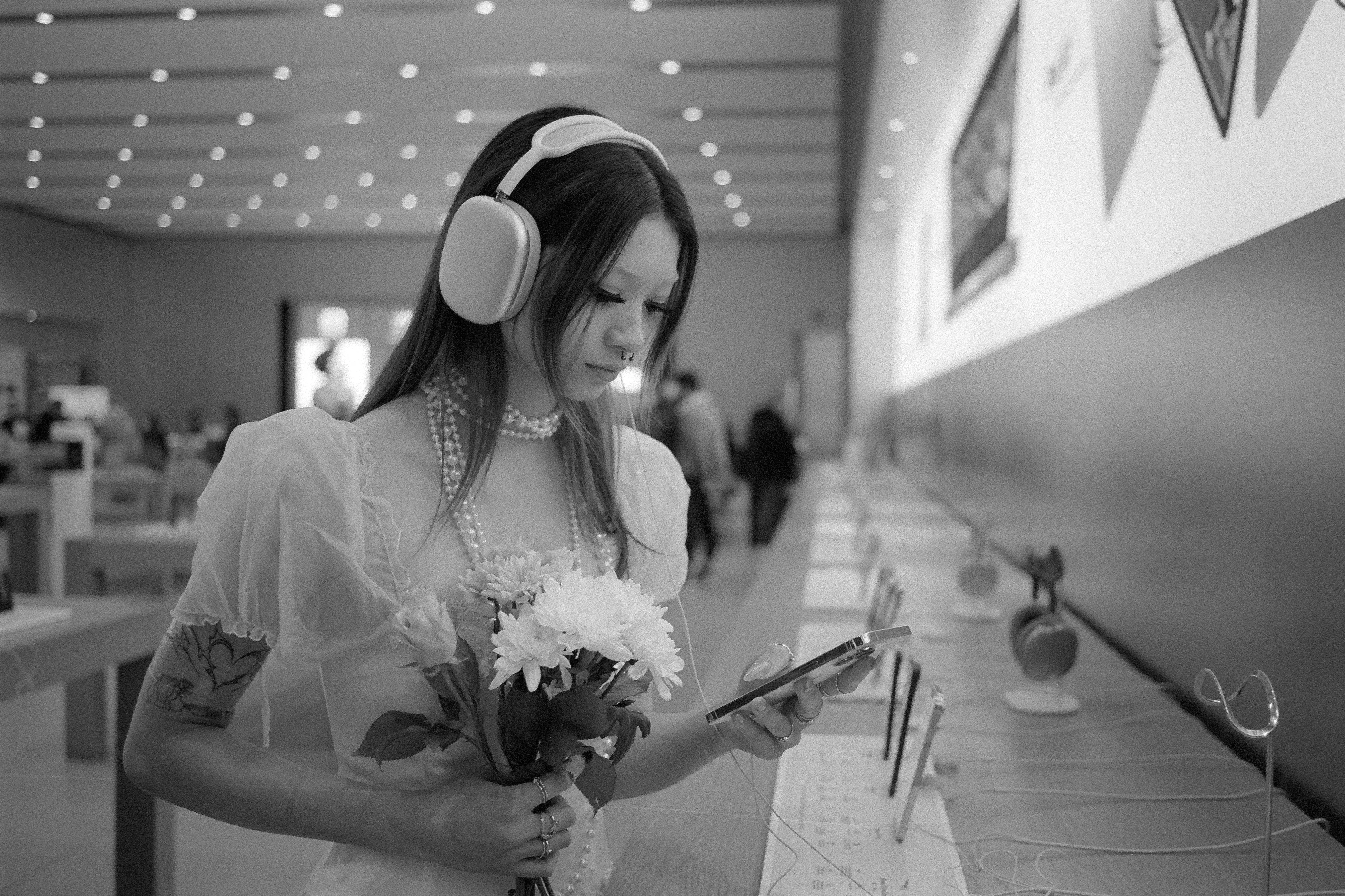 daisy as a bride in the apple store